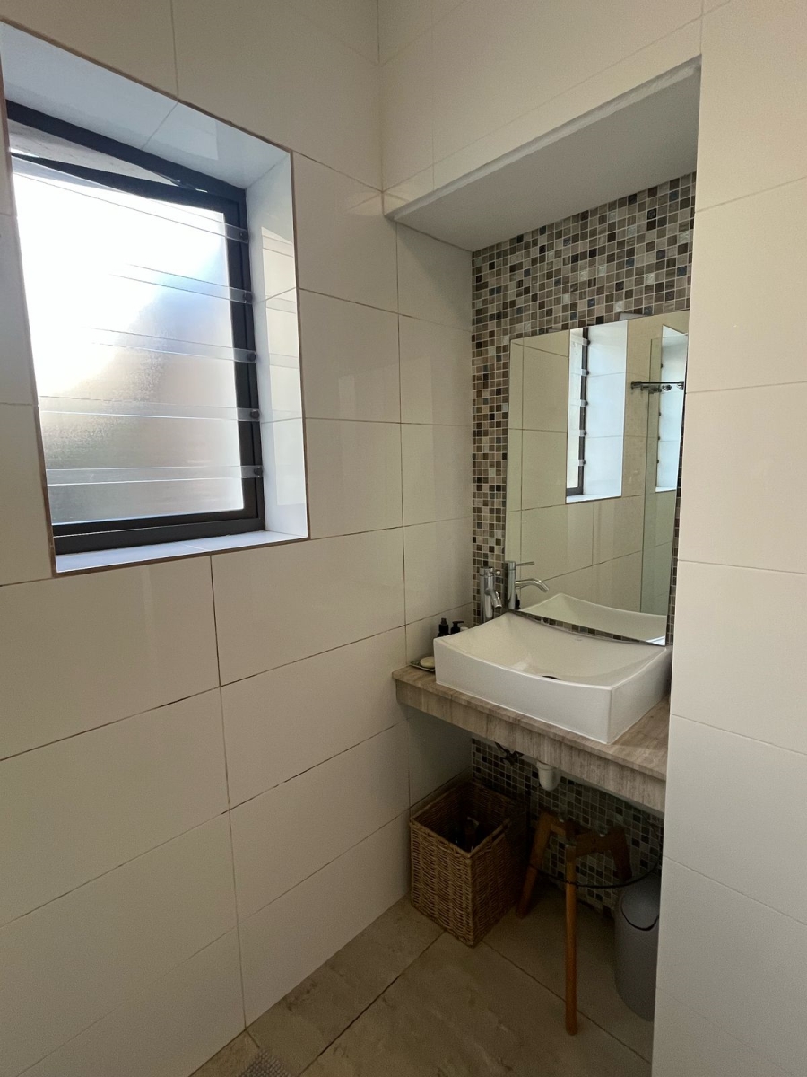 To Let 3 Bedroom Property for Rent in Vredehoek Western Cape